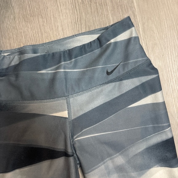 Nike Dri-Fit Legend Leggings
Size: XS
Color: Gray/White abstract stripe pattern - Picture 3 of 4